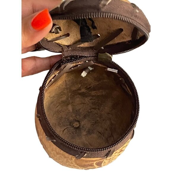 Crossbody Minimalistic Bag with Zipper Closure - Picture 5 of 8